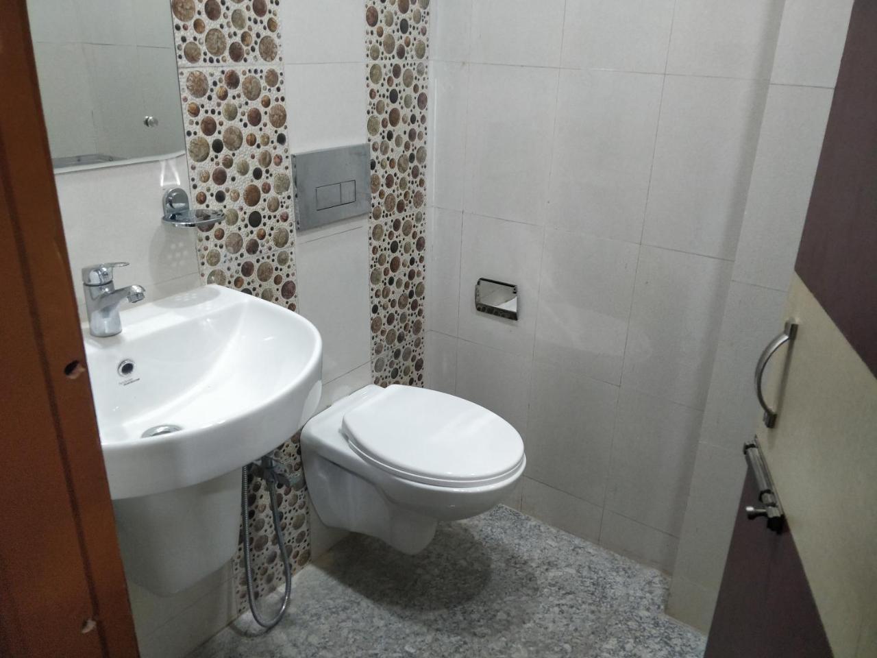 Oyo 16871 Anant Home Stay Shillong Extérieur photo